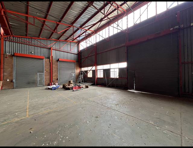 2,494M² WAREHOUSE TO LET IN FACTORIA